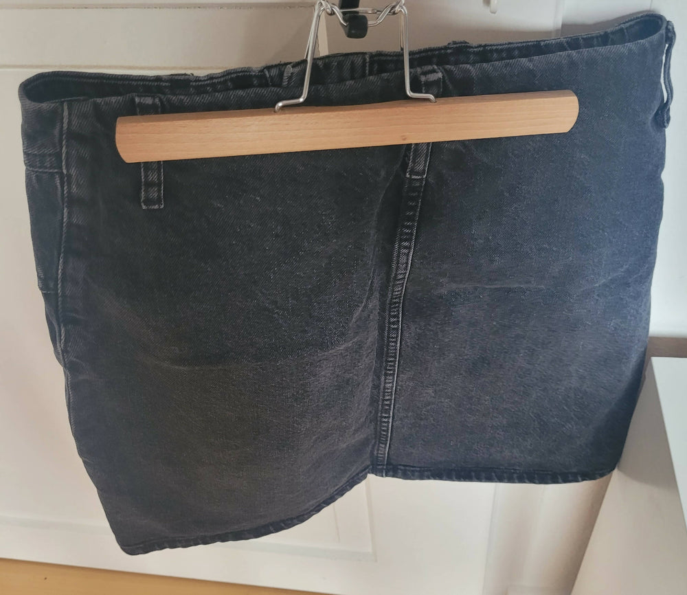 schwarzer eleganter Jeansrock mit Knöpfen